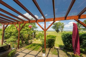 Holz und Glas als Terrassenüberdachung